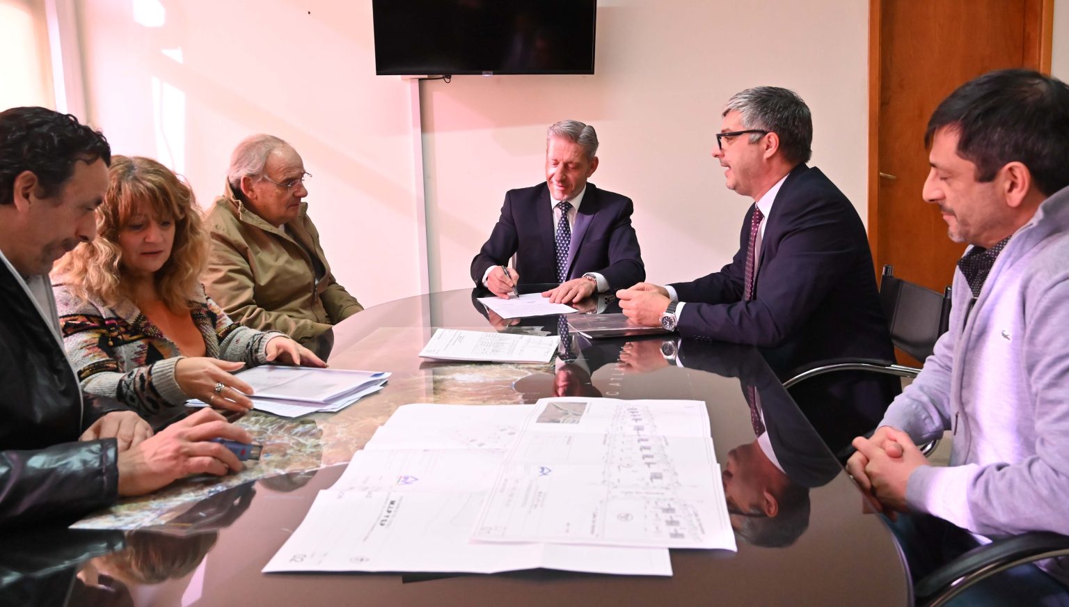 Arcioni firmó convenios para la construcción de viviendas en Río Pico y Cholila